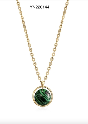 OEMの緑の円形の石の吊り下げ式のネックレスの金のステンレス製のトルクの宝石類のネックレス